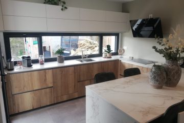 Cuisine en pierre naturelle et bois claire à Rezé avec ilot repas