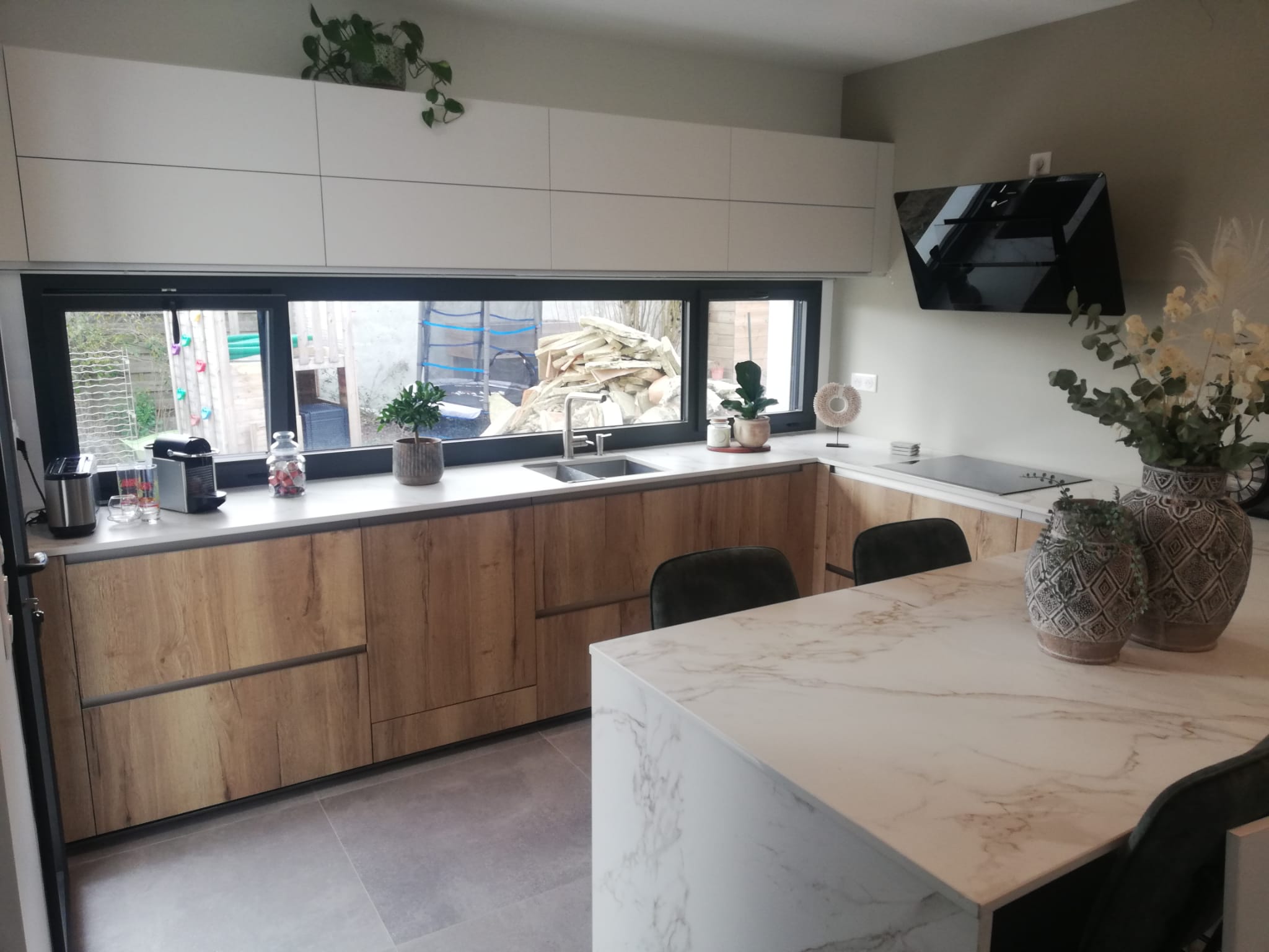 Cuisine en pierre naturelle et bois claire à Rezé avec ilot repas